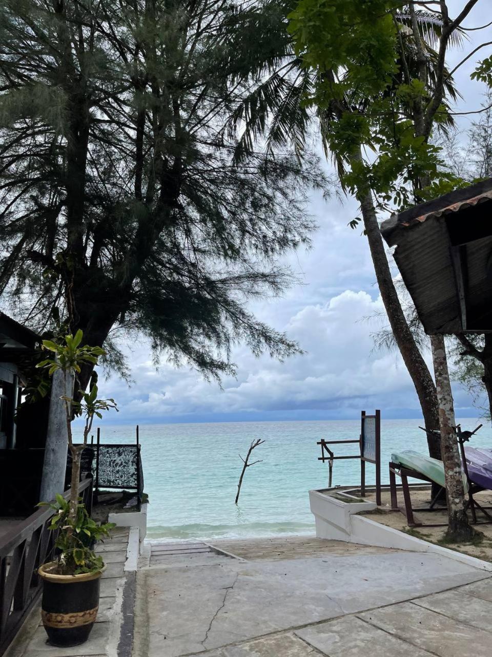 Beach Resort - Arwana Perhentian Besar Kampung Kuala Besut Exteriör bild